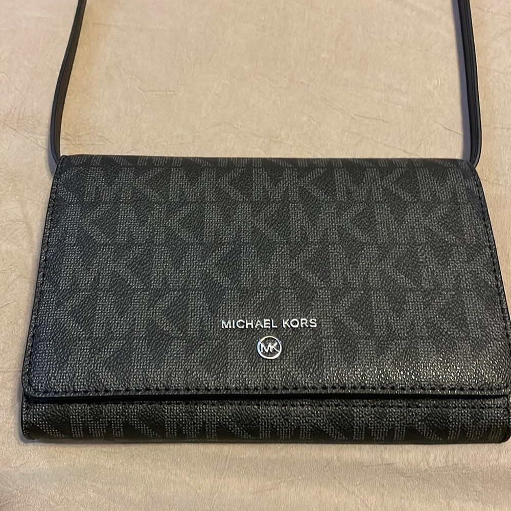 crossbody Black w/ MK logo  non adjustable strap. 3 inside pockets Like new